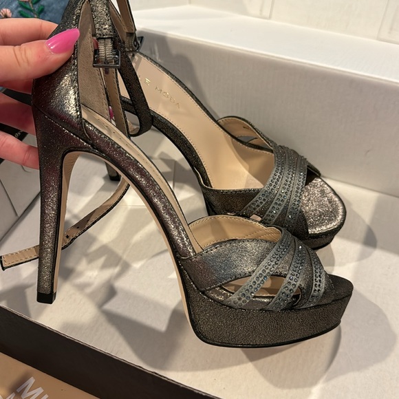 Pelle Moda dark silver heels - Picture 2 of 2